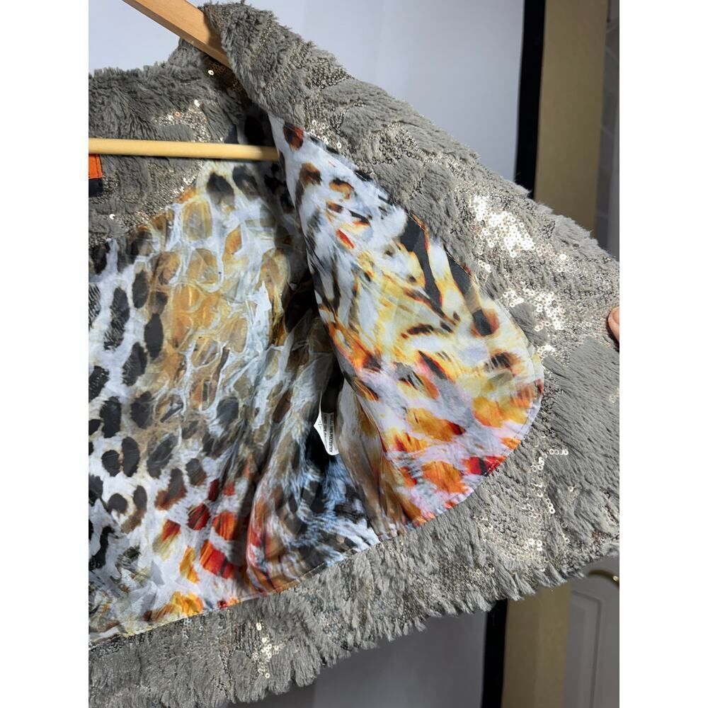 ISLE APPAREL Women's Cropped Short Sleeve Sequin Faux Fur Jacket Gray Size Small - Picture 9 of 11